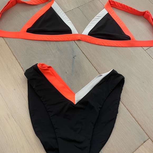 ONEONE swimwear excellent condition - Picture 1 of 3